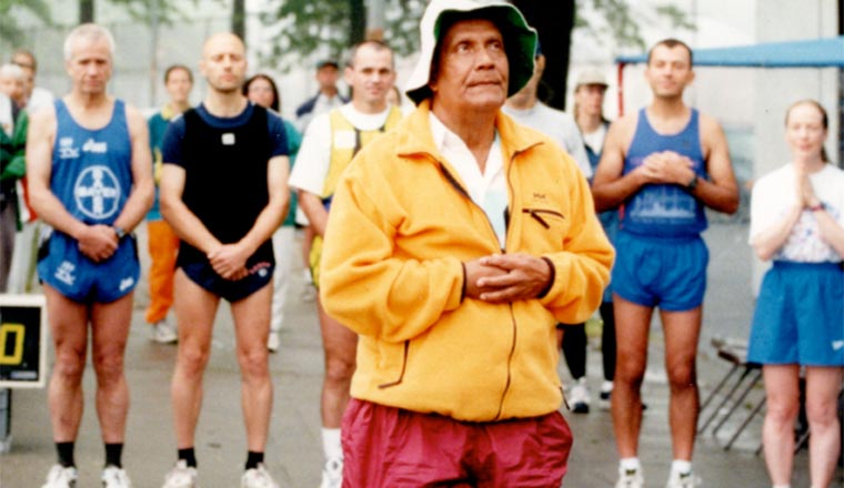 Sri Chinmoy meditates at the beginning of the 1998 race