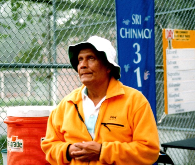 sri-chinmoy-meditates.jpg