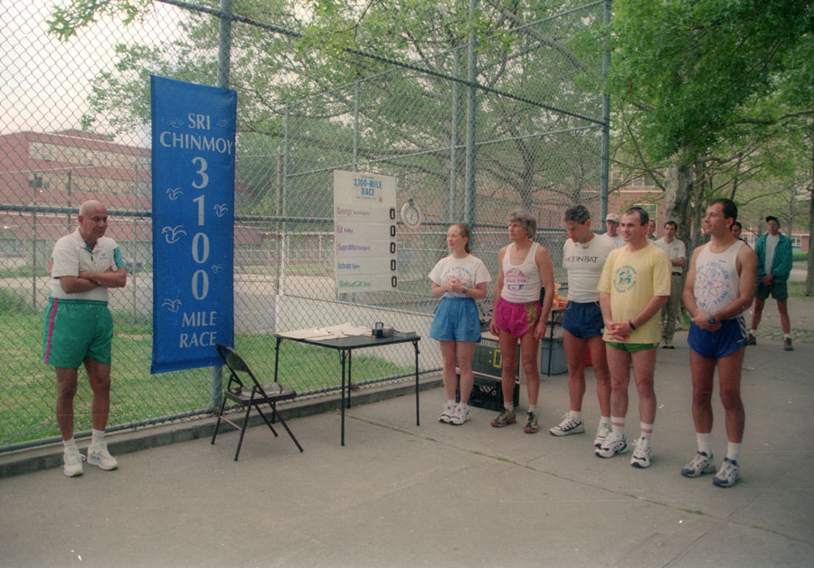 sri-chinmoy-at-first-3100-race.jpg