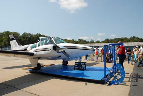 Sri Chinmoy lifts airplane