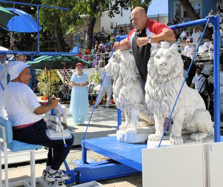 Sri Chinmoy lifts Hugo Girard